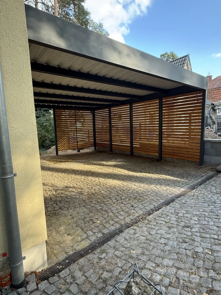 Metallcarport aus Polen nach Maß – fertig montiertes Projekt