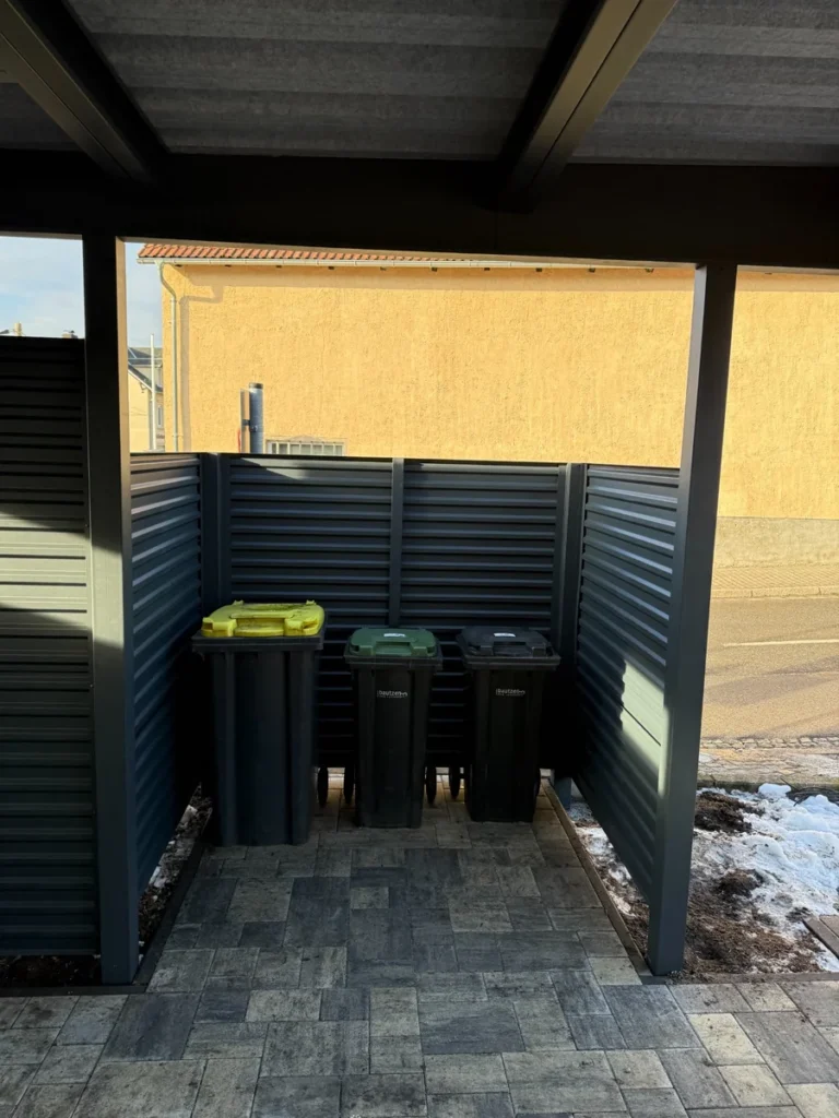 Metallcarport mit Mülltonnenbereich und Seitenverkleidung in RAL 7016 aus Polen
