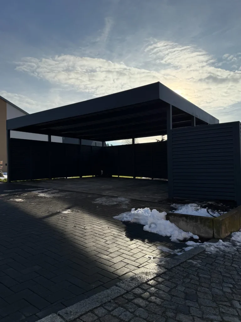 Doppelcarport aus Metall mit Sichtschutz in RAL 7016 aus Polen