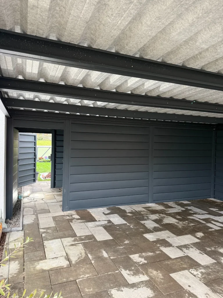 Metallcarport mit Schuppen und Toren in RAL 7016 aus Polen