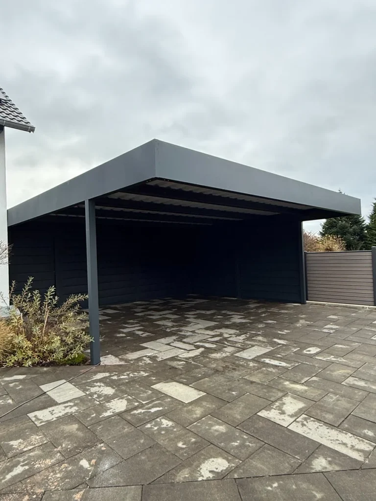 Gesamtansicht eines Metallcarports in Anthrazit (RAL 7016), feuerverzinkt und pulverbeschichtet