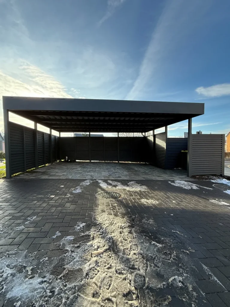 Metallcarport in Anthrazit (RAL 7016) mit Seitenwänden aus Lamellen