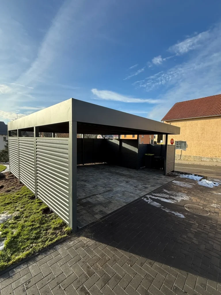 Moderner Metallcarport in Anthrazit (RAL 7016), Straßenansicht