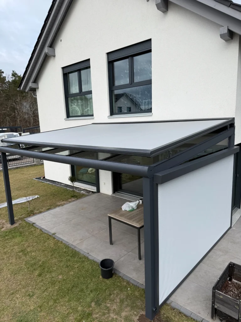 Terrassenüberdachung aus Polen in RAL 7016 mit Seitenschutz