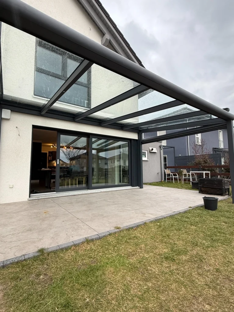 Terrassenüberdachung aus Polen in RAL 7016 – Frontansicht