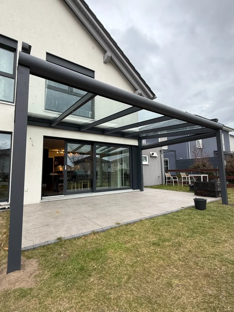 Terrassenüberdachung aus Polen in RAL 7016 – Seitenansicht