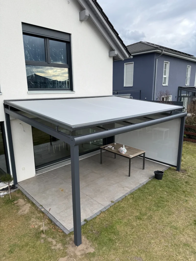 Terrassenüberdachung aus Polen in RAL 7016 mit Markise