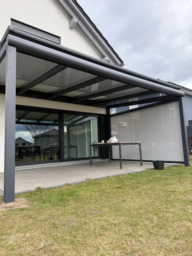 Terrassenüberdachung mit Glasdach in RAL 7016 aus Polen